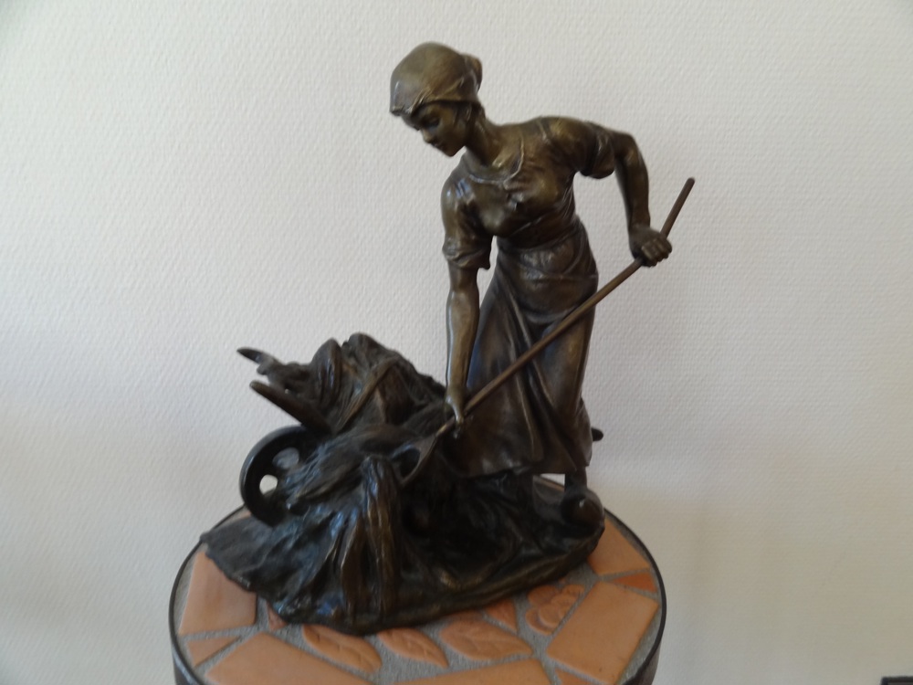 BÄUERIN  mit Karren Bronze Statue