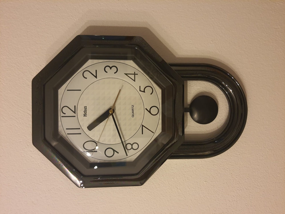 Uhr mit Pendel schwarz