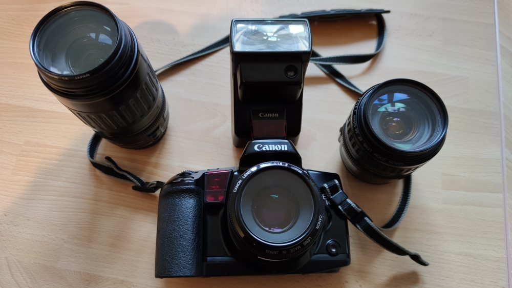 Kamera Canon EOS10 mit Objektiven und Blitzgerät