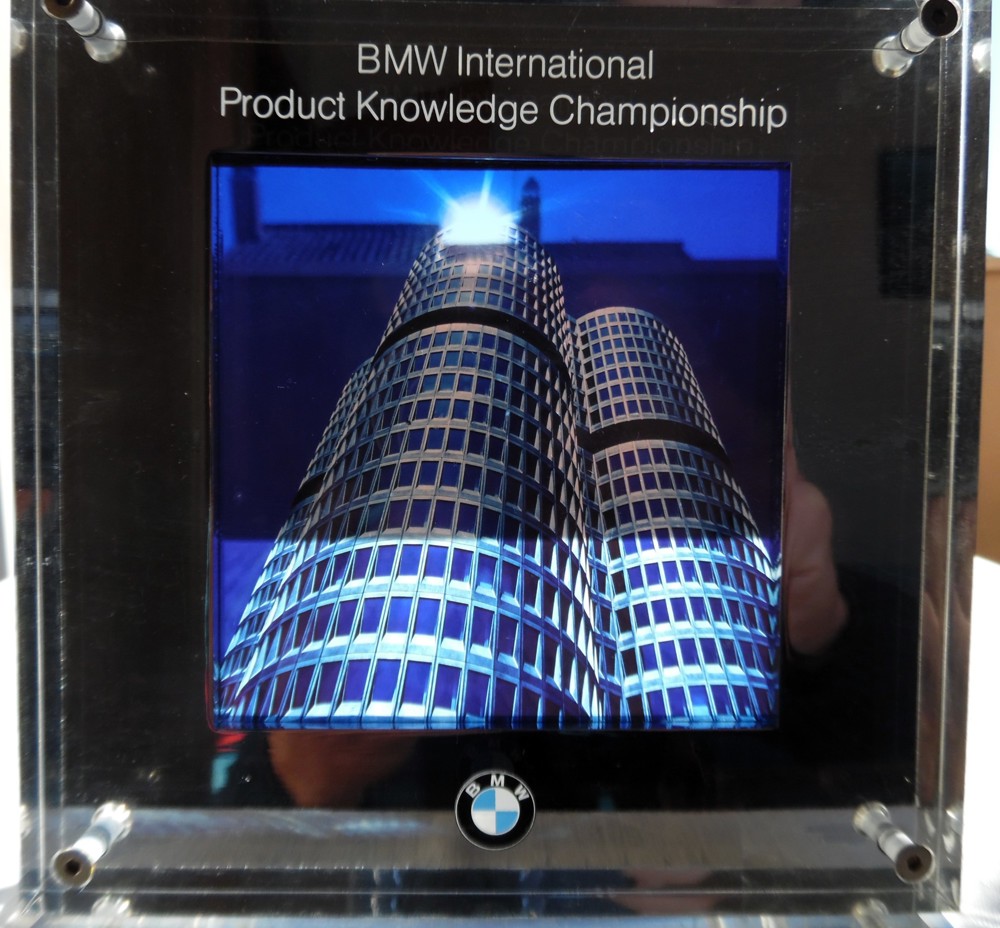  BMW Führungsebene massiver PROMO Aufsteller für den Schreibtisch mit Motiv BMW Zentrale 4-Zylinder