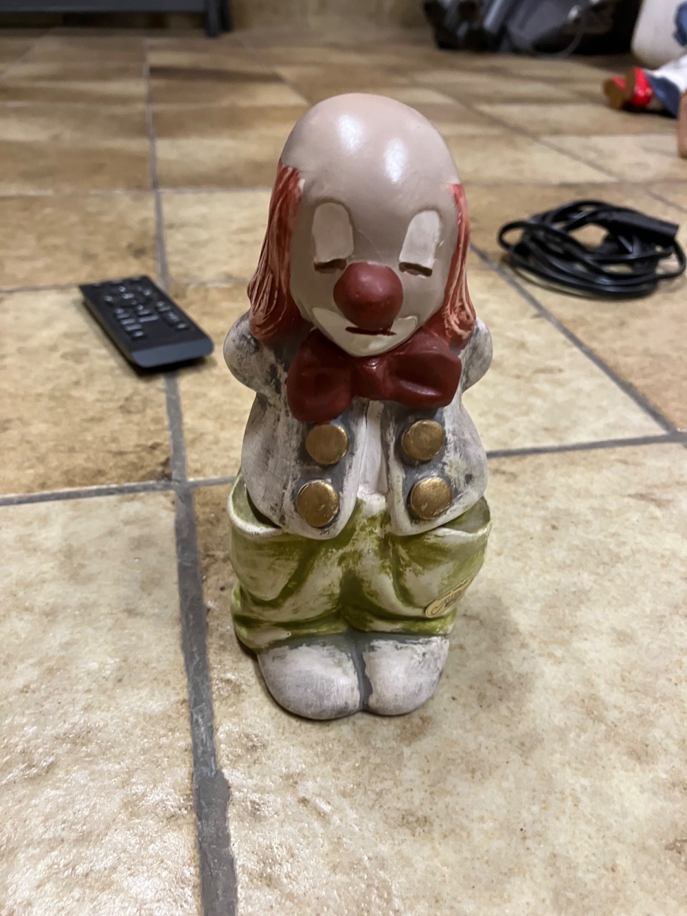 Kleine traurige Clownfigur aus Ton 