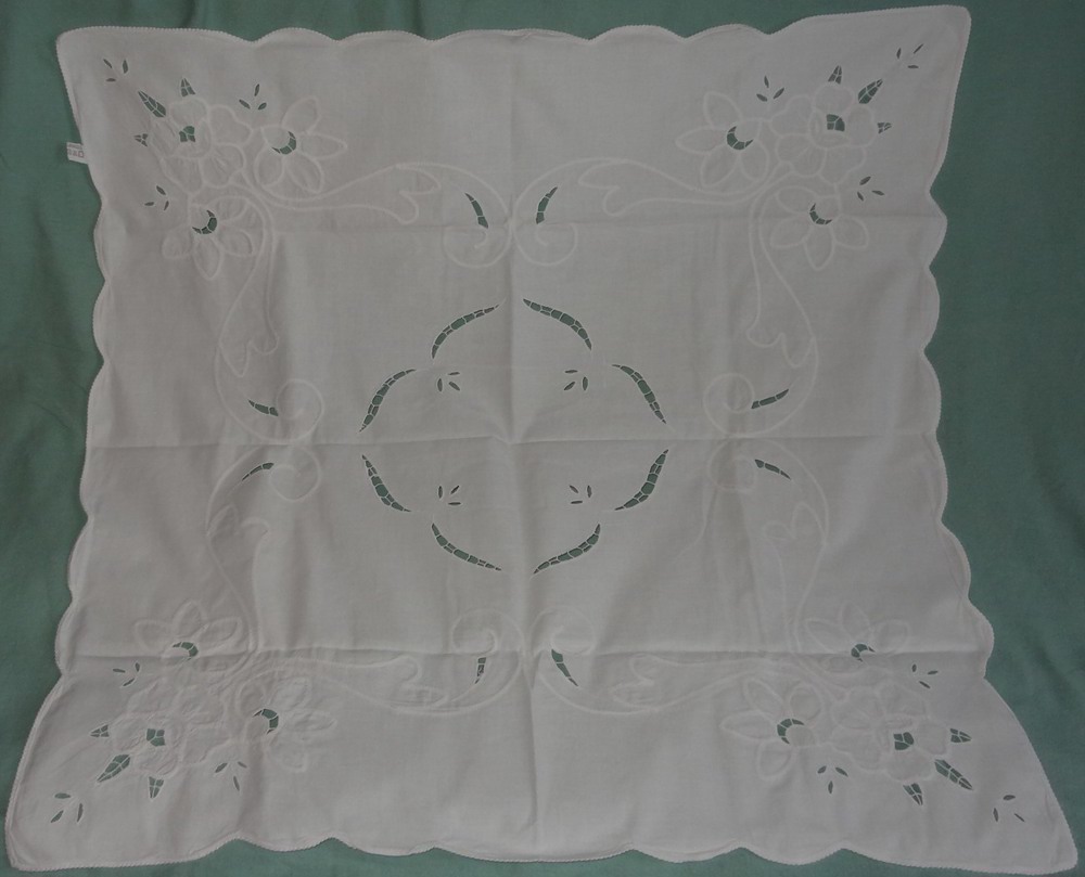 TWL Tischdecke Mitteldecke 75x75 weiß Baumwolle Lochstickereien Blumenmuster kaum gebraucht Tischwäs