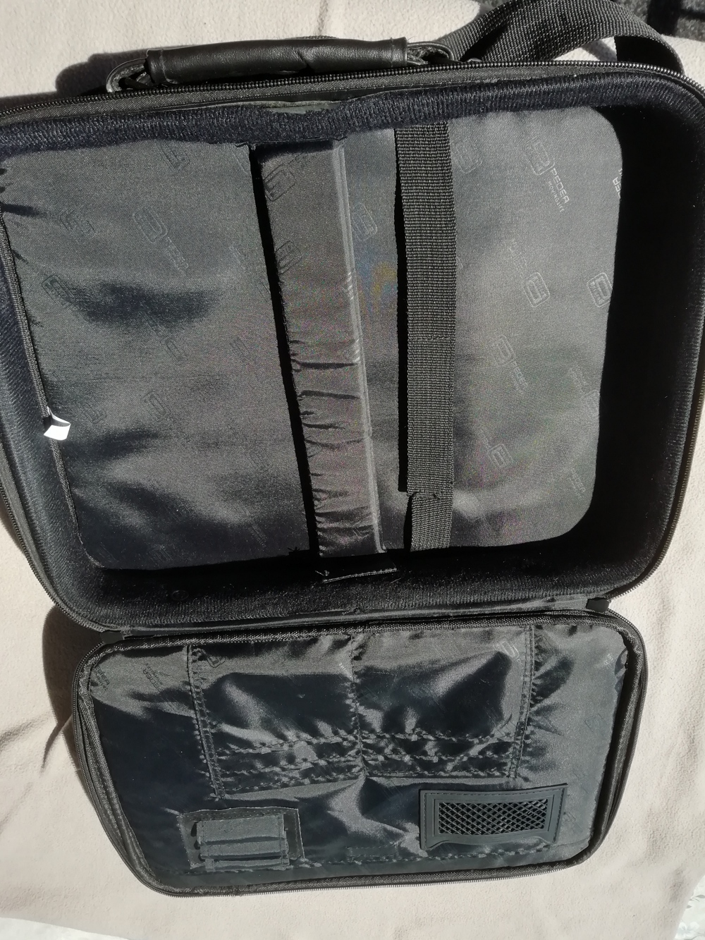 Verkaufe Laptoptasche von Pedea, Farbe: schwarz mit roter Designlinie