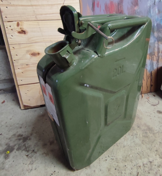 Alter Benzinkanister, olivgrün, 20 Liter