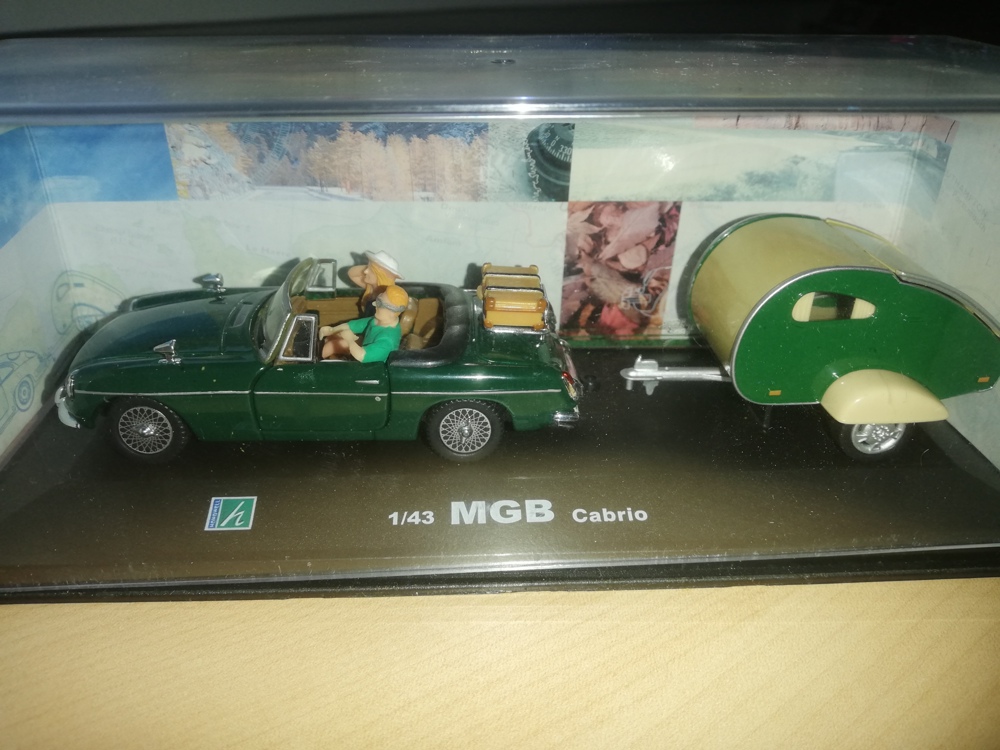 grünes Modell MGB Cabrio mit Caravan 1:43