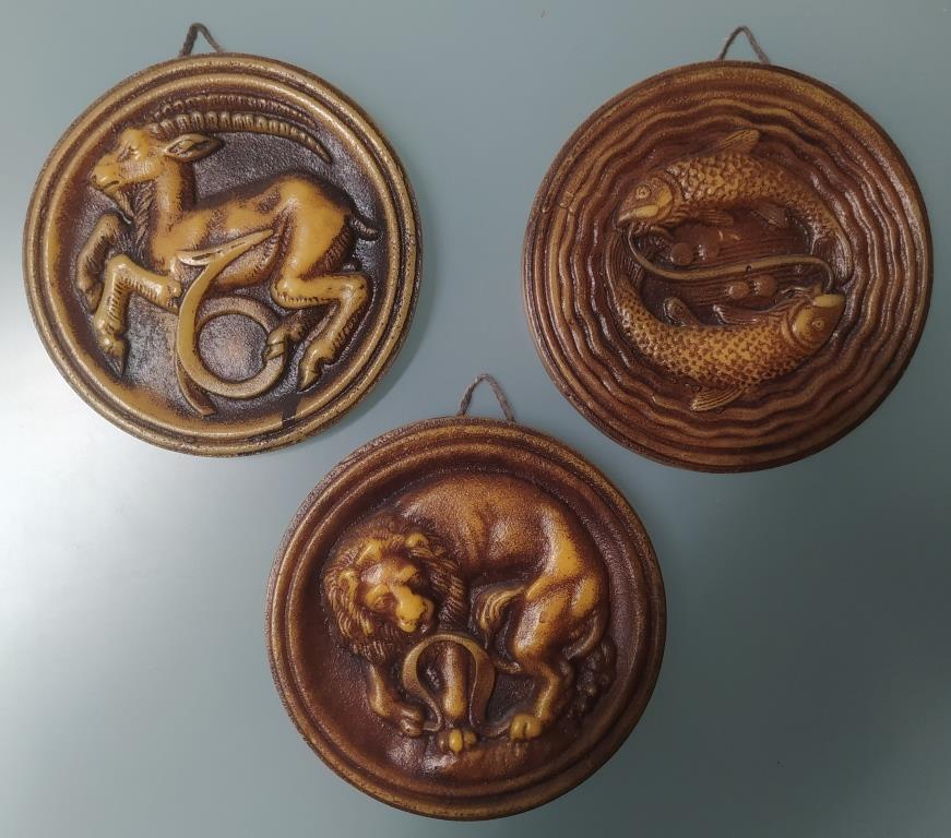 3 Wandteller aus Wachs, Tierkreiszeichen, Steinbock, Fisch, Löwe, Vintage