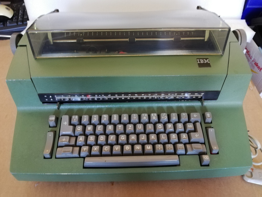 IBM Kugelkopfschreibmaschine 82c  grün inkl. Kugelkopf 