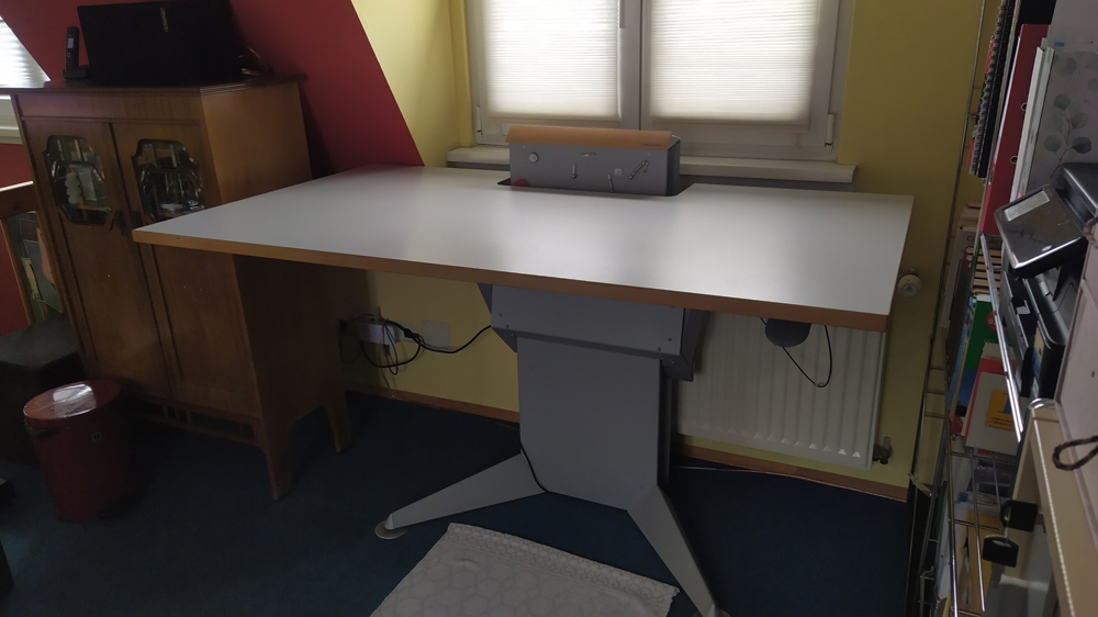 Höhenverstellbarer Schreibtisch 