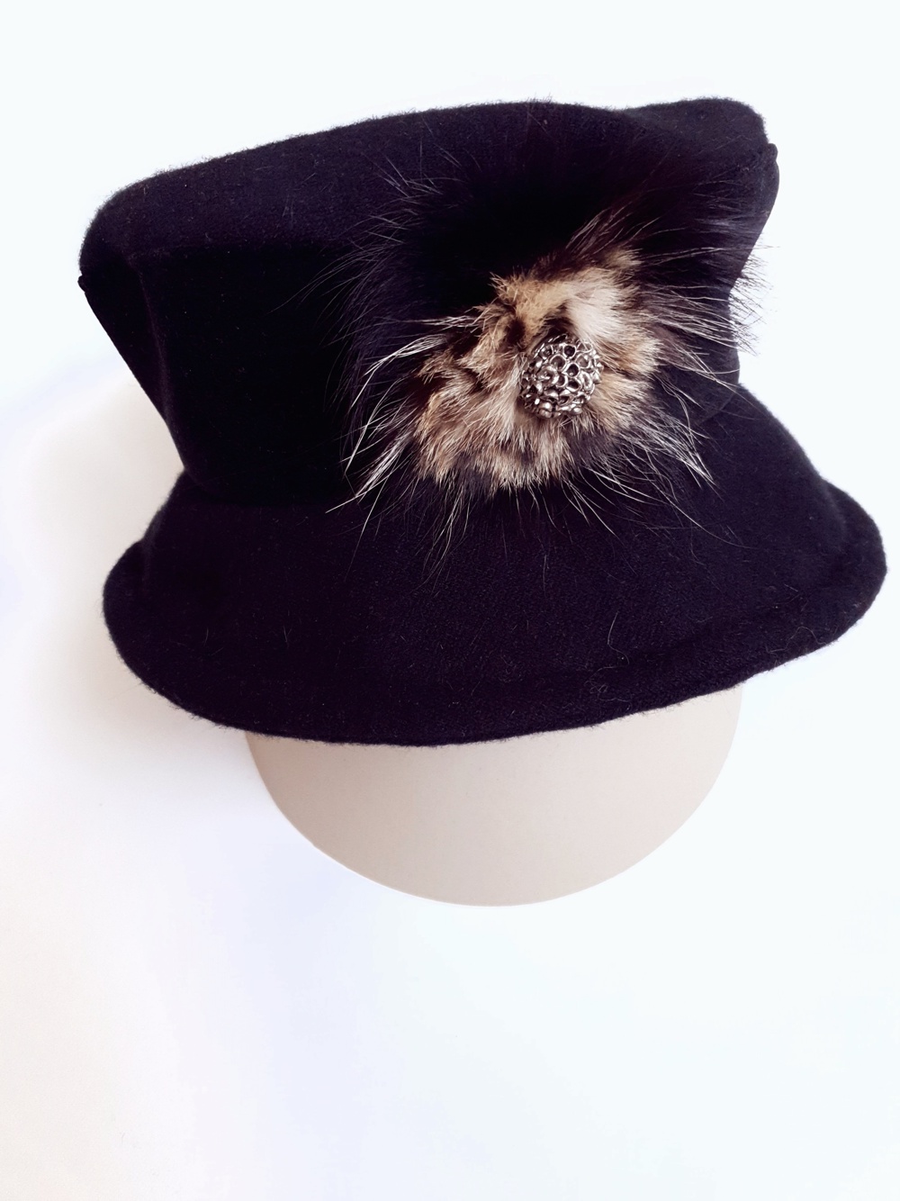 Damen Hut Gr. 55 schwarz von "elle" mit Federn und Brosche