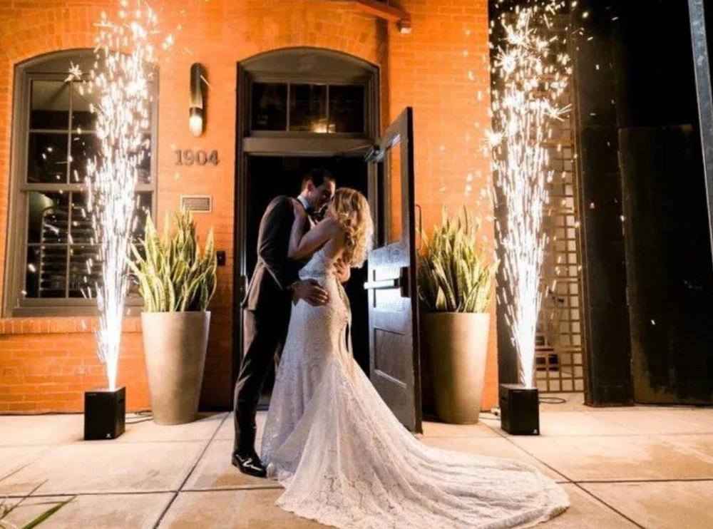 Ihr Hochzeits DJ Exklusiv mit Spezial Indoor Feuerwerk - Ein WOW Effekt für jede Party
