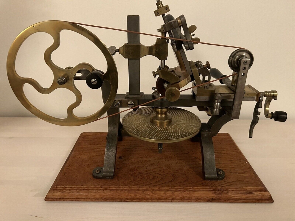 Antike Zahnradschneidemaschine Uhrmacher Werkzeug - Antique Watchmaker Tool Fine