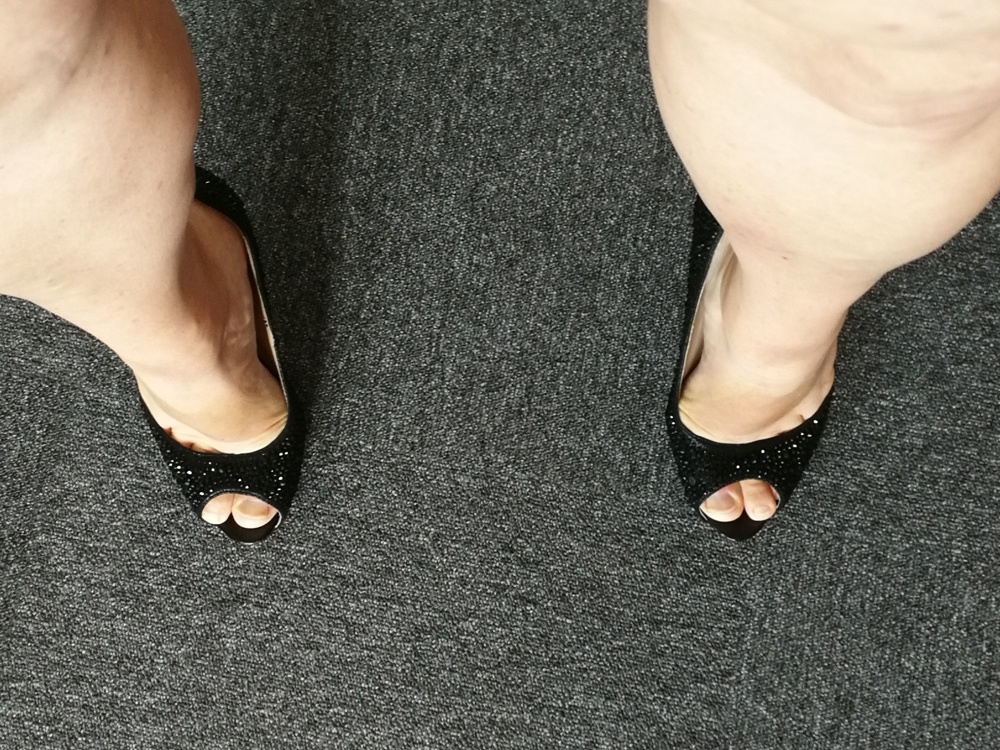 Du magst Füße, High-Heels und sexy Klamotten ?