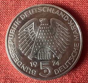 Zum 50. Jubeljahr eine 5 DM Silber-Gedenkmünze von 1974