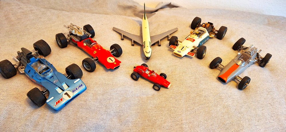 Schuco Modelle--4 Autos 1 :16 und 1 Kleiners &1 Flugzeug etwas Größer ca 25 cm 
