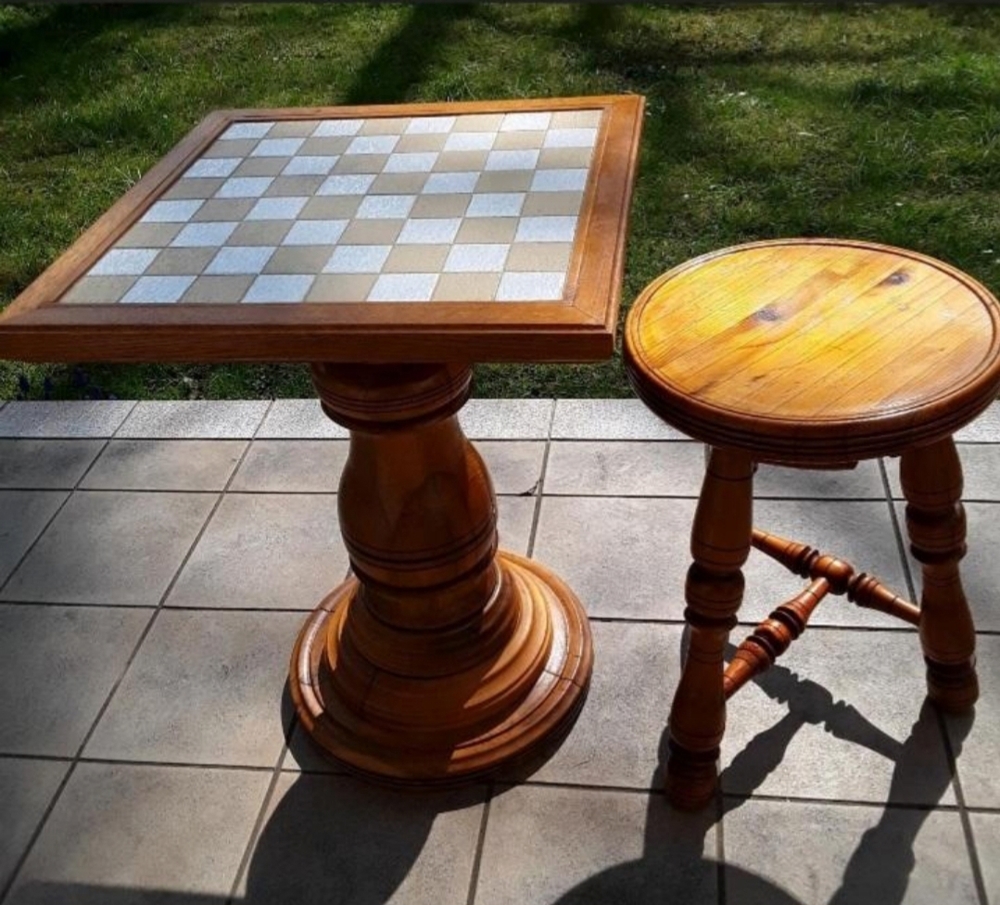 antiker Schachbrett Tisch mit Hocker 