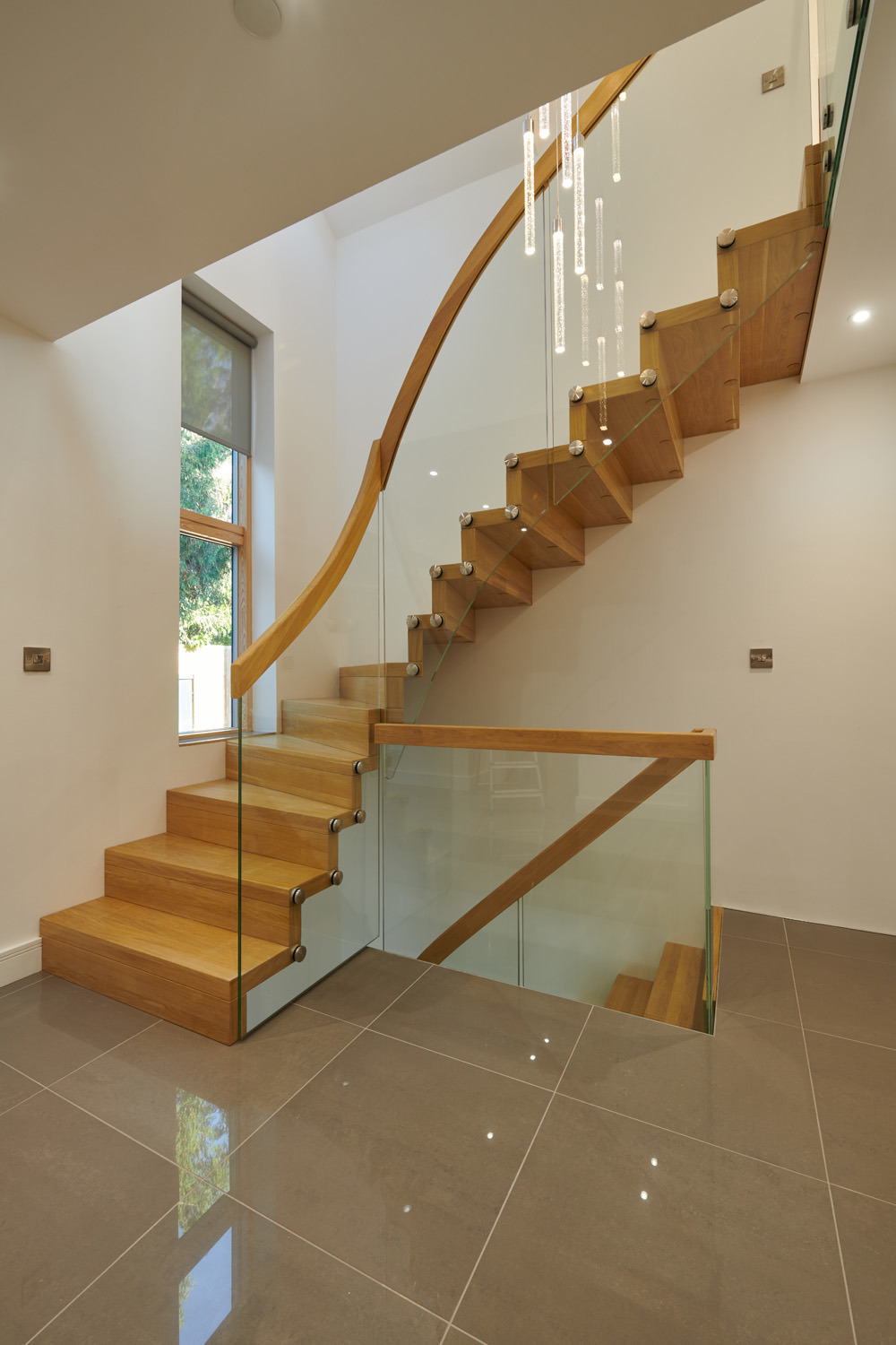 Treppen Holz, Stahl, Glas.