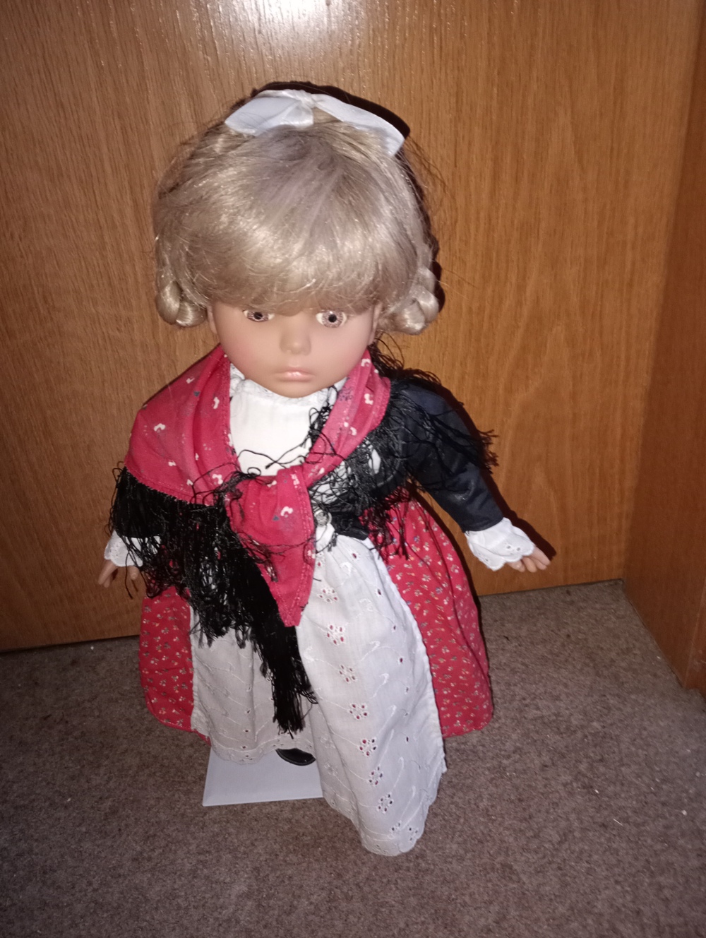 Lissi Fashion Doll Puppe Spielzeugpuppe mit Ständer ca. 50 cm hoch  Vinyl-Textil Sammlerpuppe