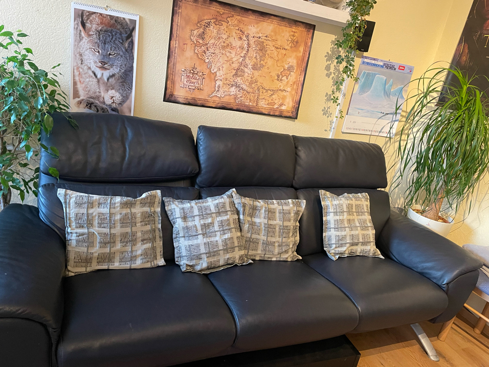 Stylische Zweisitzer-Couch