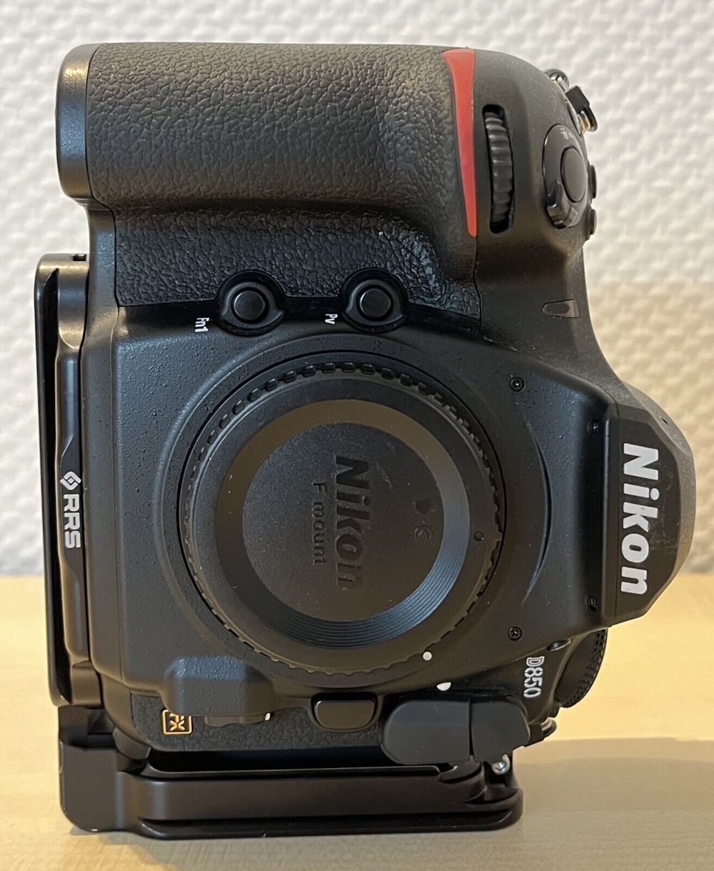 Nikon D850 Body mit Zubehörpaket, 43000 Auslösungen, guter Zustand