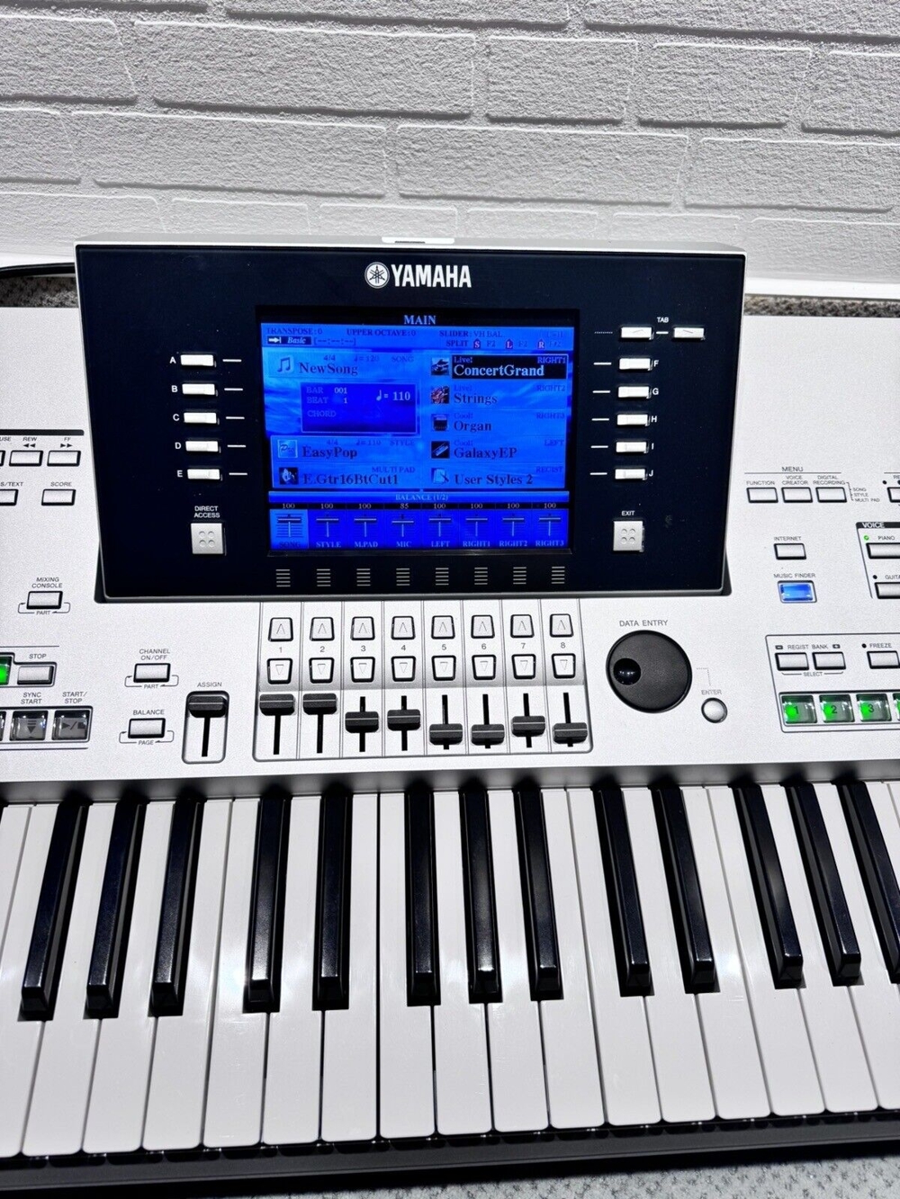 Yamaha Tyros 3 Workstation Keyboard inkl. original Lautsprecher und Ständer