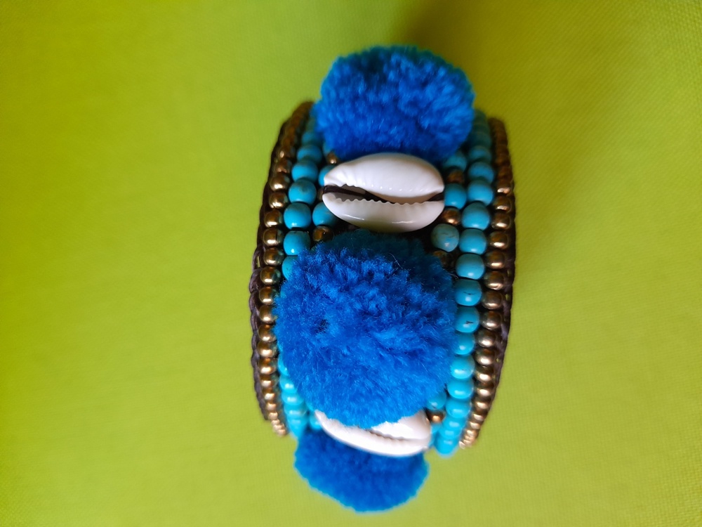  Armband mit Muscheln und blauen Kugeln (Wolle)