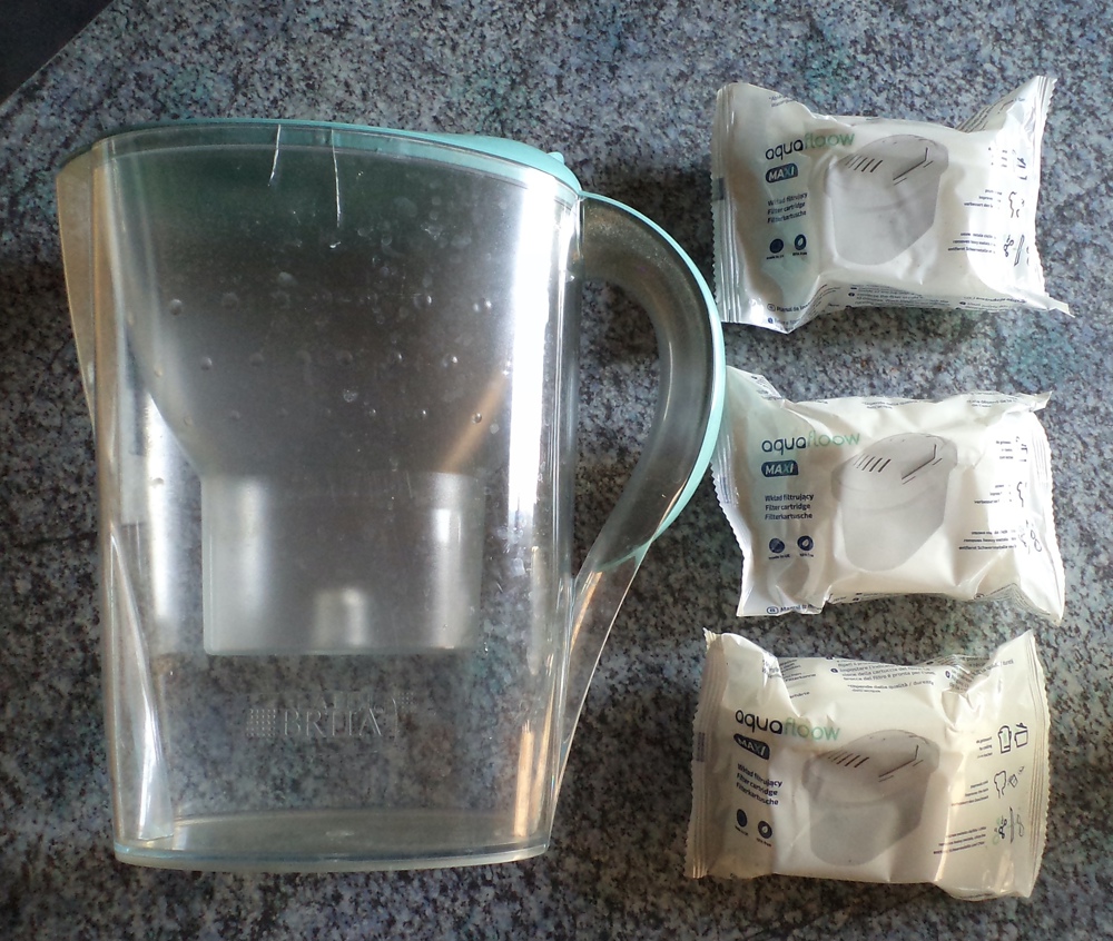 Original Marken Wasserfilter BRITA mit 3 neuen   originalverpackten Kartuschen, guter Zustand