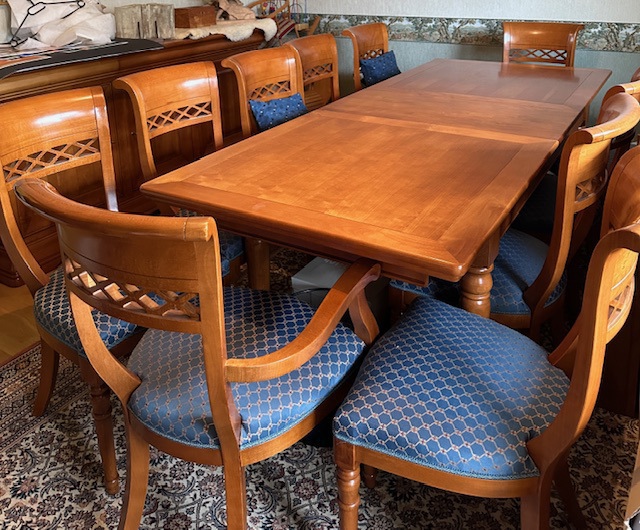 Massivhölzerner Tisch mit 14 Stühlen