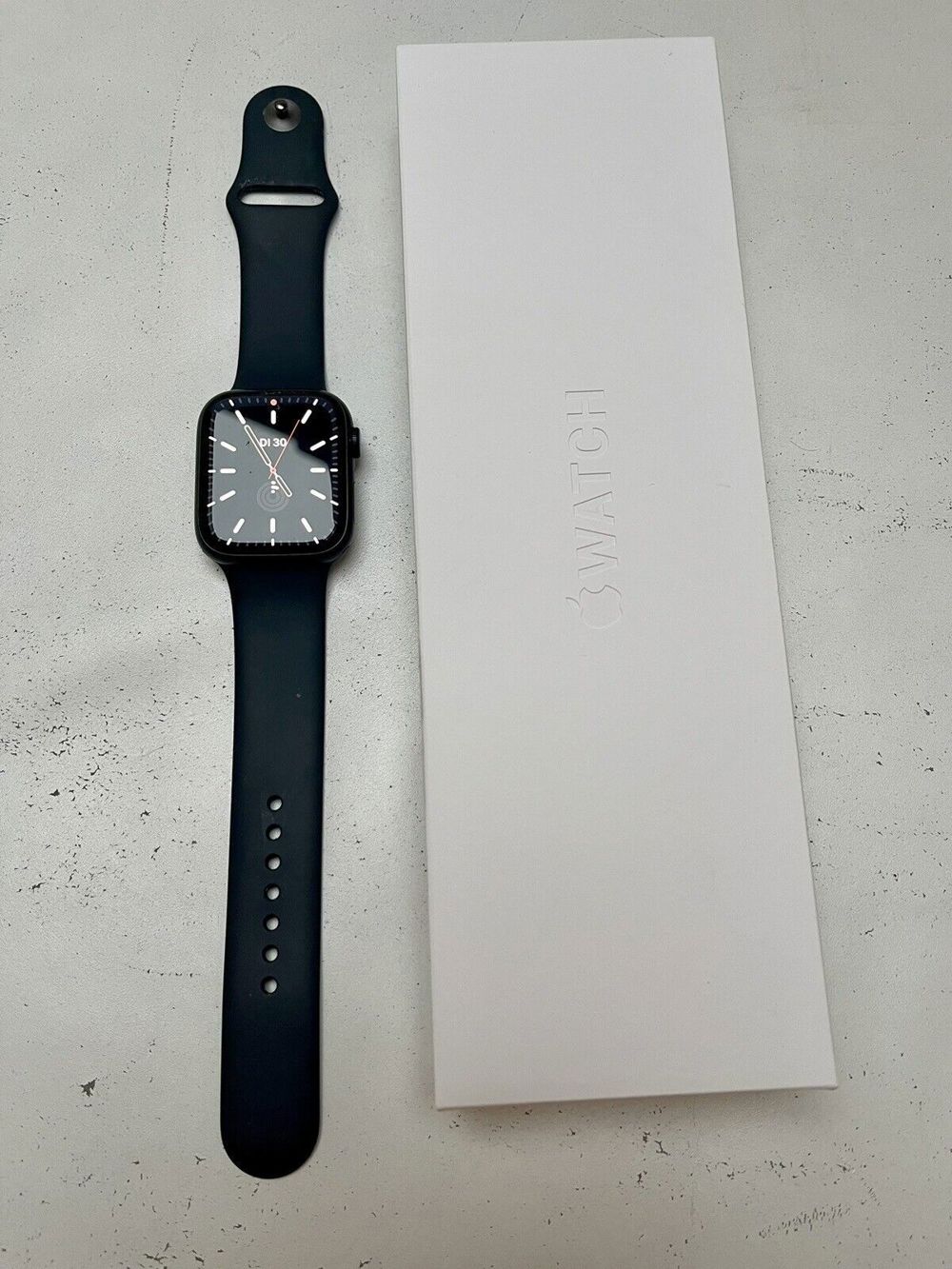 Apple Watch Series 8 45mm Mitternacht Aluminiumgehäuse mit Sportarmband, Regular