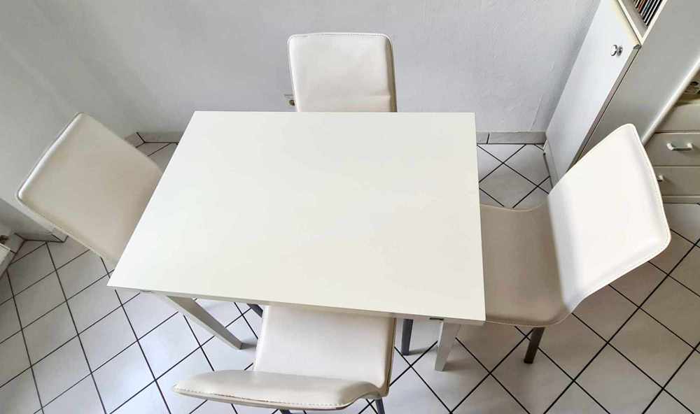 Essgruppe Set. Esstisch, ausziehbar, mit 4 Stühlen, Weiß.