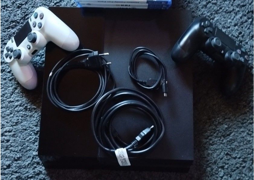 Neuwertige PS4 Konsole in OVP 2 Controller alle Kabel mit Spielen