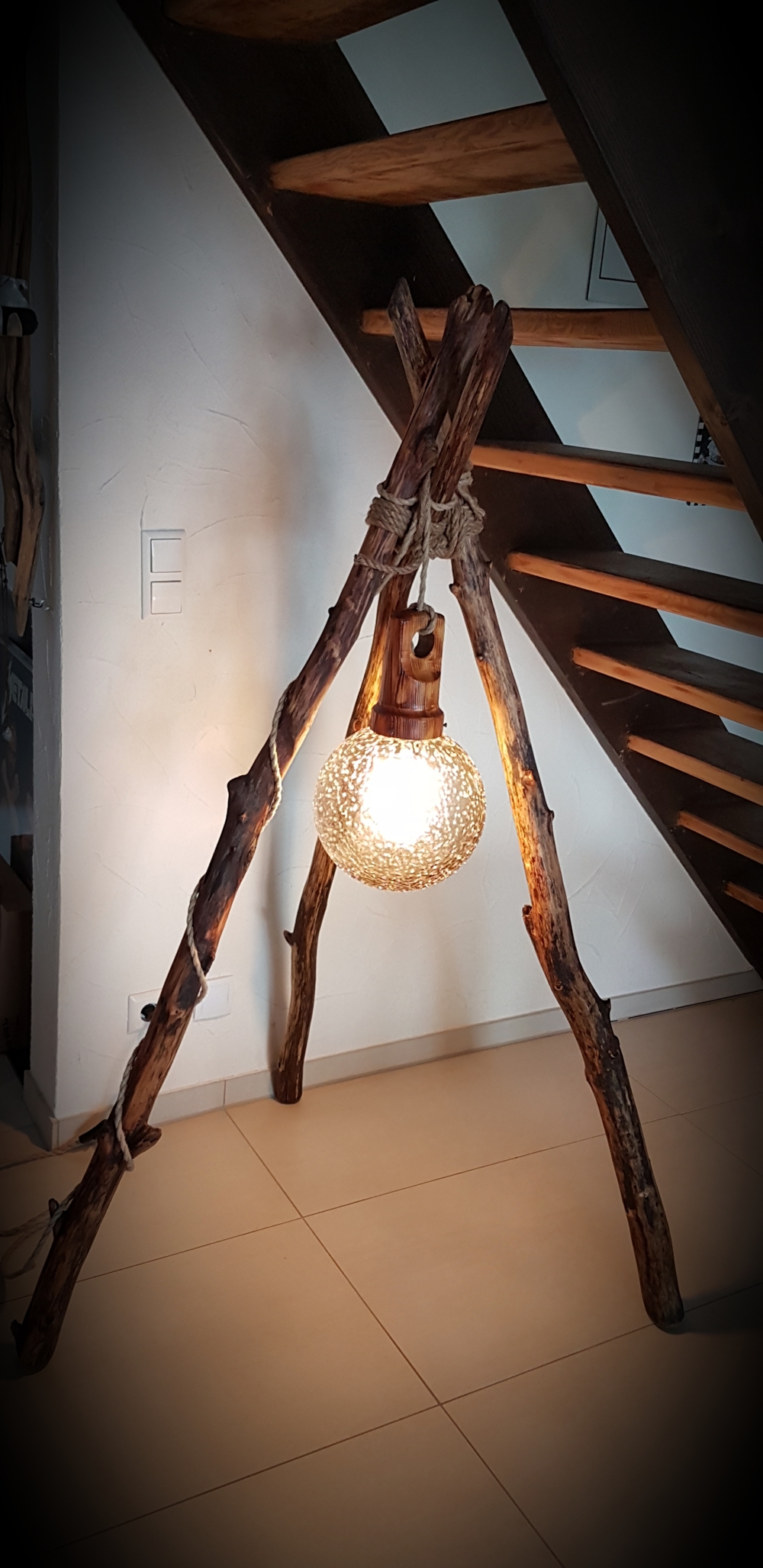 Aussergewöhnliche Stehlampe aus Treibholz