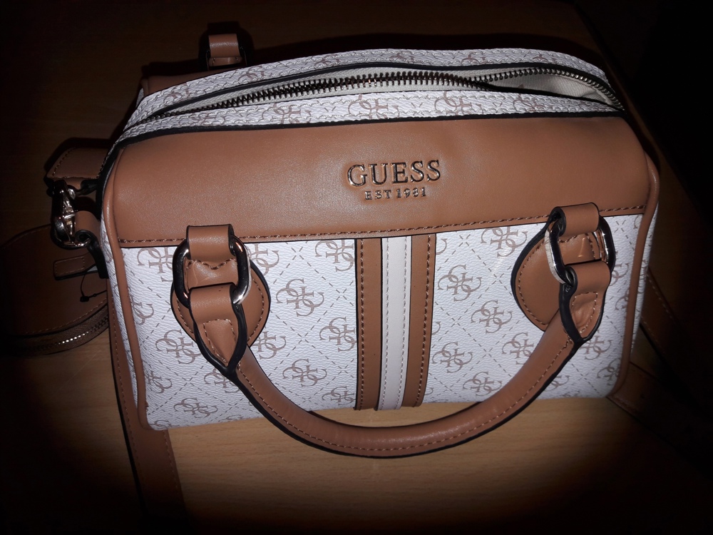 Handtasche von Guess neuwertig. 