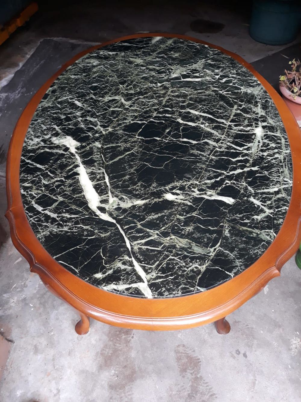 Stilmöbel Wohnzimmertisch Chippendale, Marmorplatte, oval