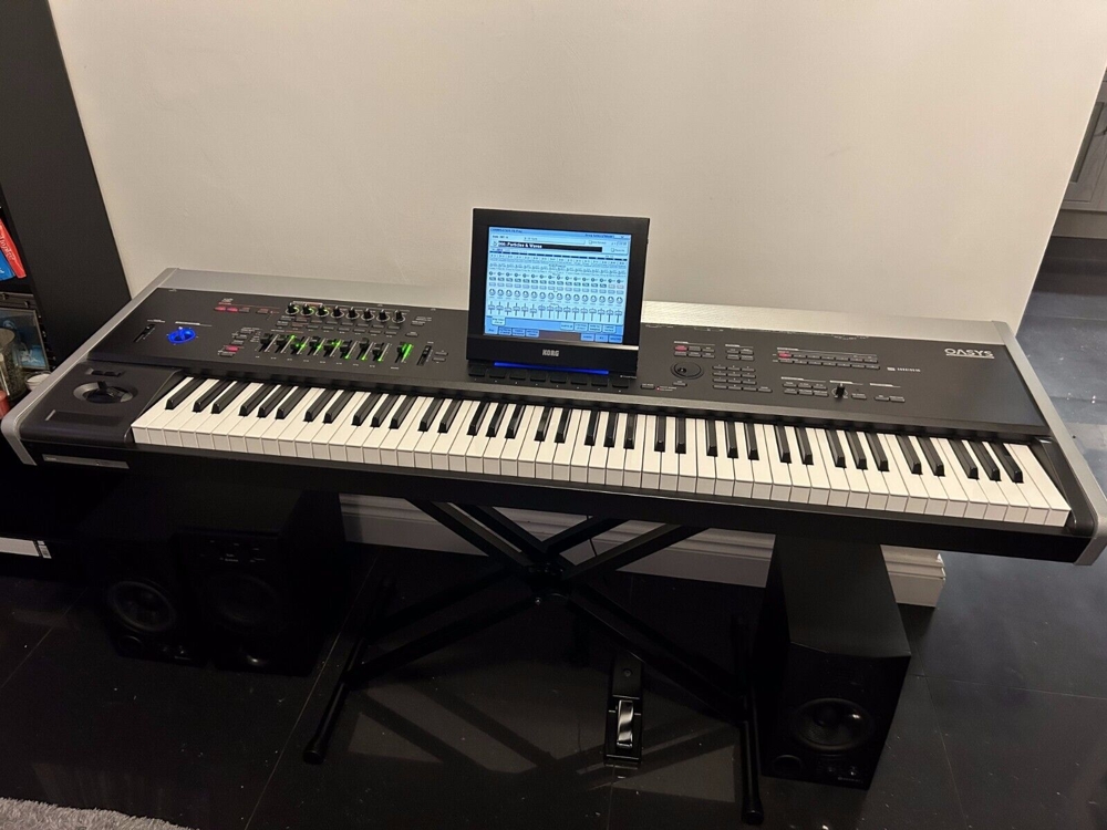 Korg Oasys 88 Keyboard Synthesizer + Adam A7 Lautsprecher Set