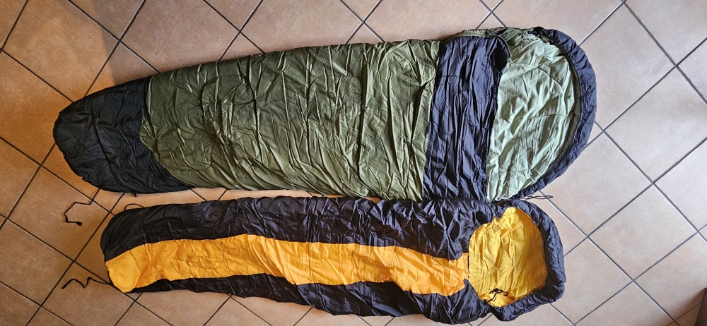 2 Schlafsäcke gebraucht verschiedene Farben