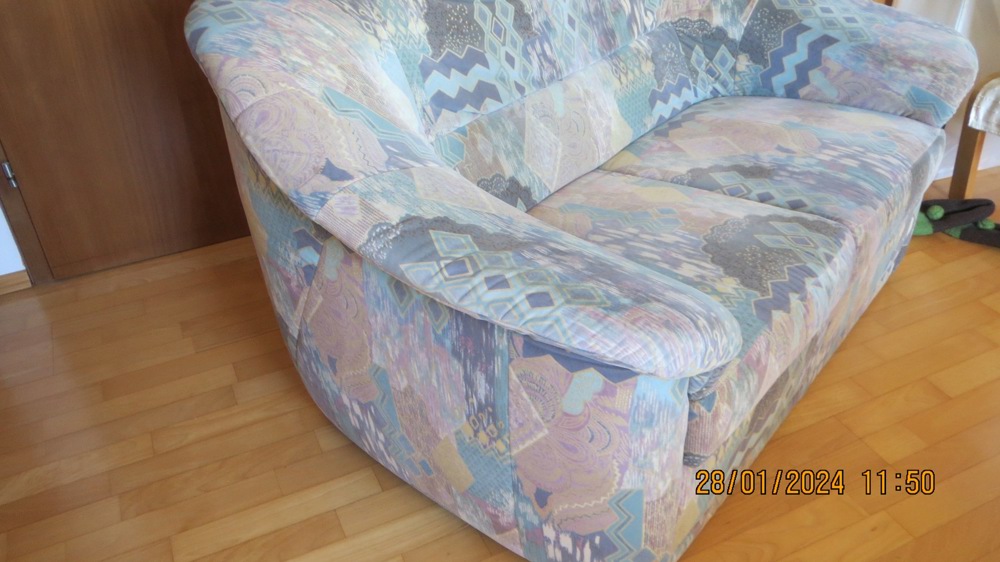 Couch sehr gut erhalten mit Federkern breit ca.140 cm 