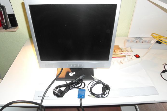 17'' PC-Monitor mit internen Lautsprechern