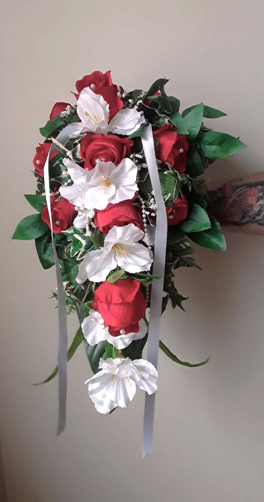 Brautstrauß, groß mit roten Seidenrosen und Blüten 