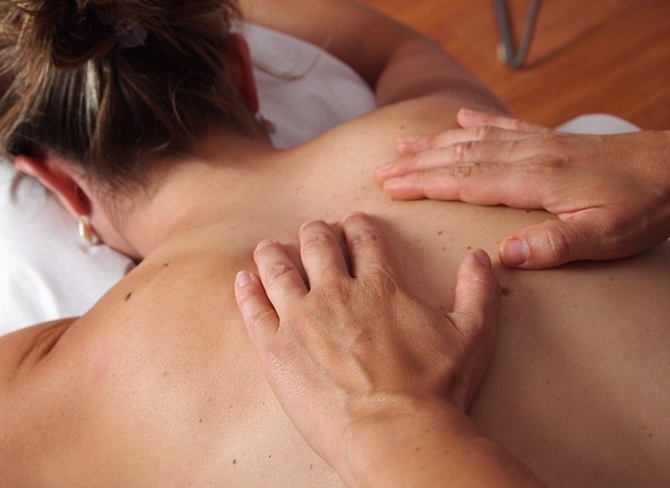 2 oder 4-Hand Tantra-Massage für die nette Frau bis Mitte 60