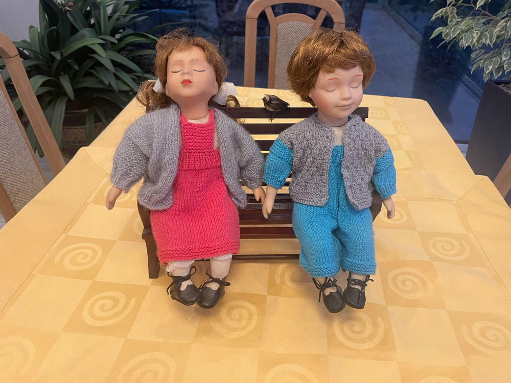 Porzellan Puppenpaar auf Sitzbank