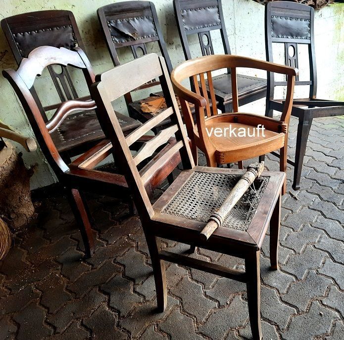 Konvolut Vintage Stühle aus verschiedenen Zeiten zum Aufarbeiten oder Dekorieren