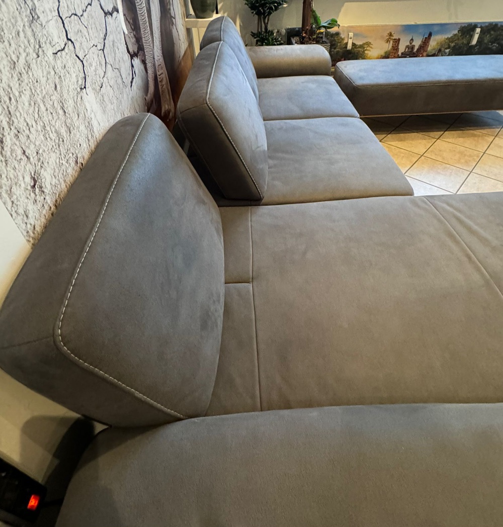 Sehr gut erhaltene Couch plus Hocker