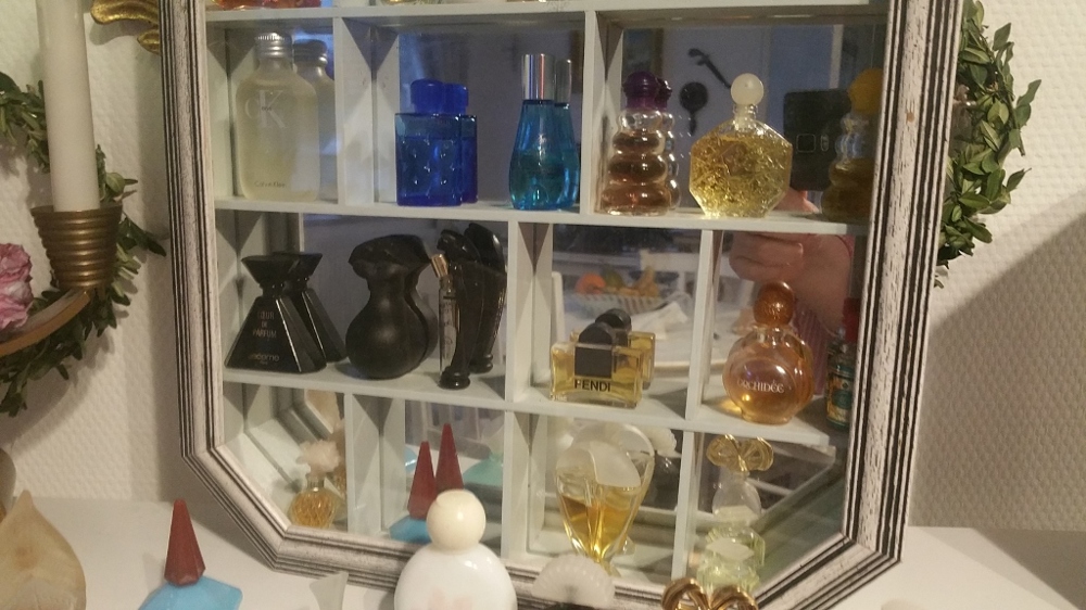 38 Parfum Miniaturen plus Setzkasten