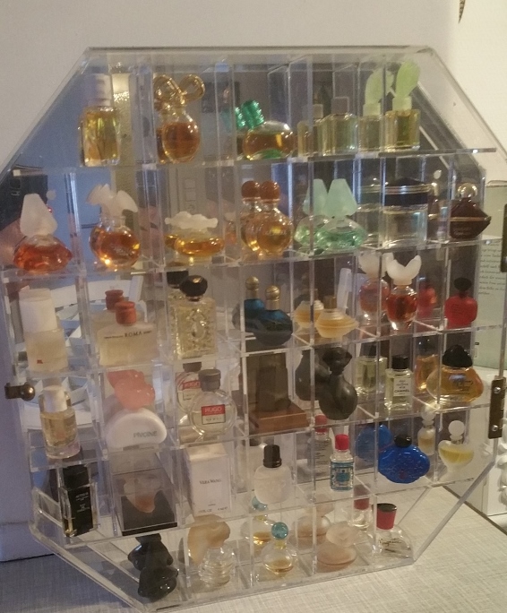 38 Parfum Miniaturen plus Plexiglas Setzkasten incl Moschus Exotic Love
