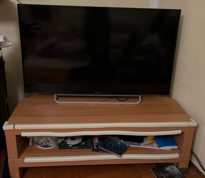 Good as new Sony smart TV 40  with Remote control and tv table