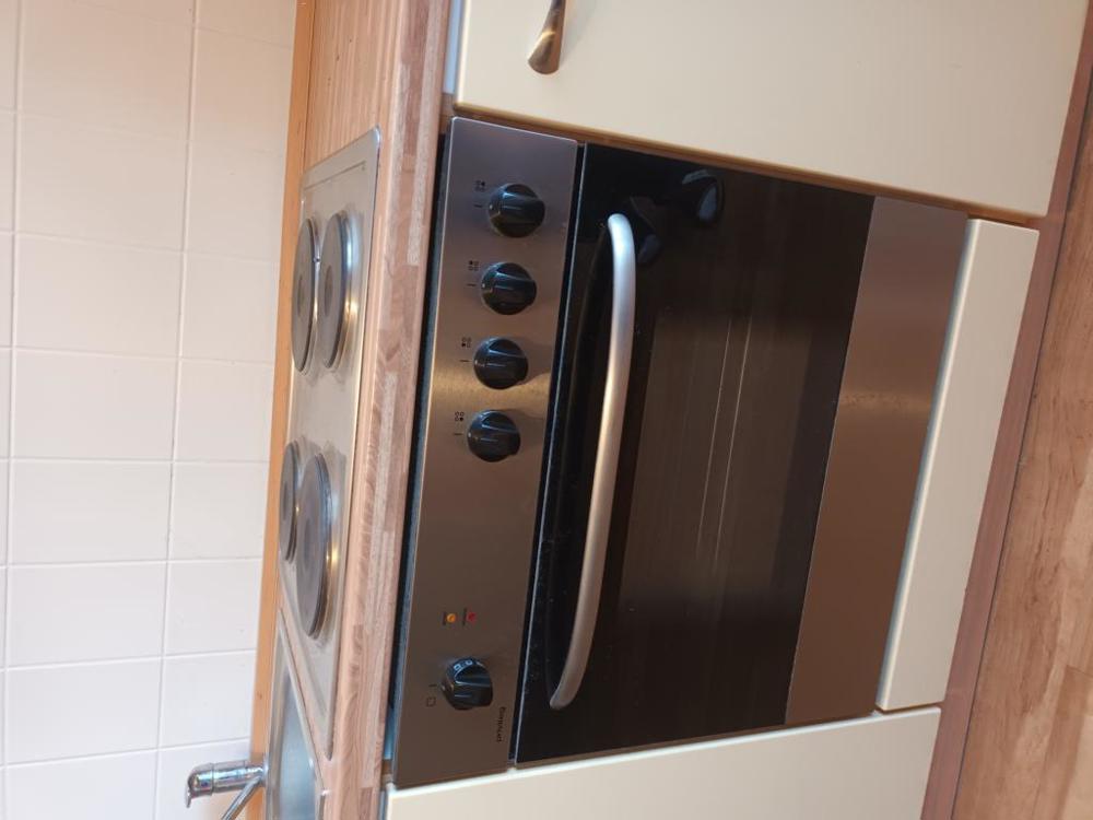 Küchenzeile mit funktionierendem Elektroherk und Spülbecken
