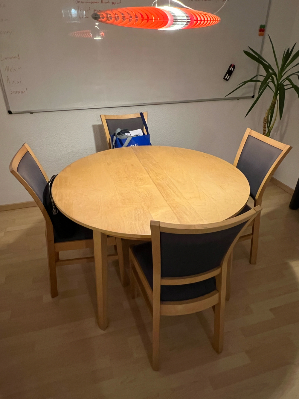 Holztisch zum ausziehen mit vier Stühlen