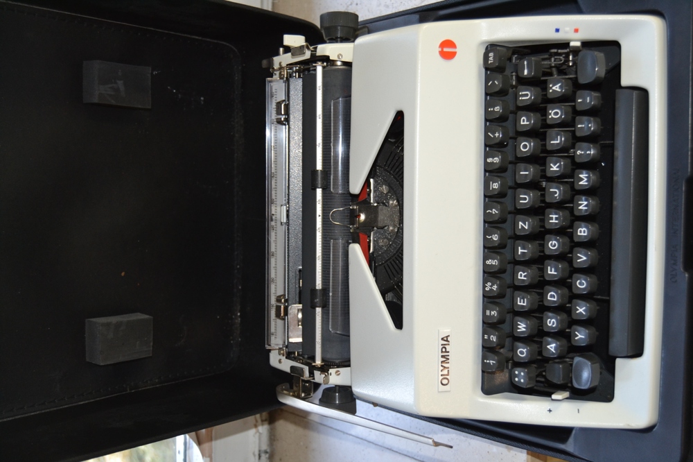Mechanische Schreibmaschine Olympia Monica 70er Jahre mit Reisekoffer