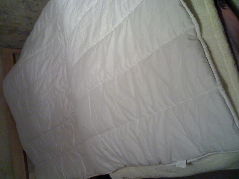 Bettdecke in Weiß. Sehr guter Zustand.