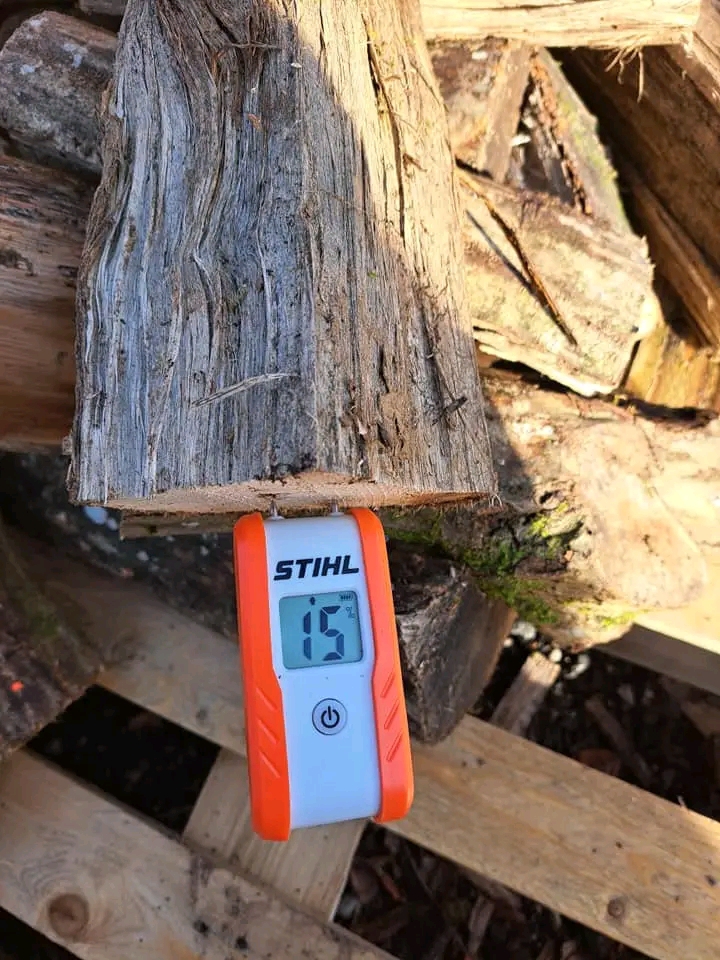 Trockenes Brennholz auf Lager verfügbar 